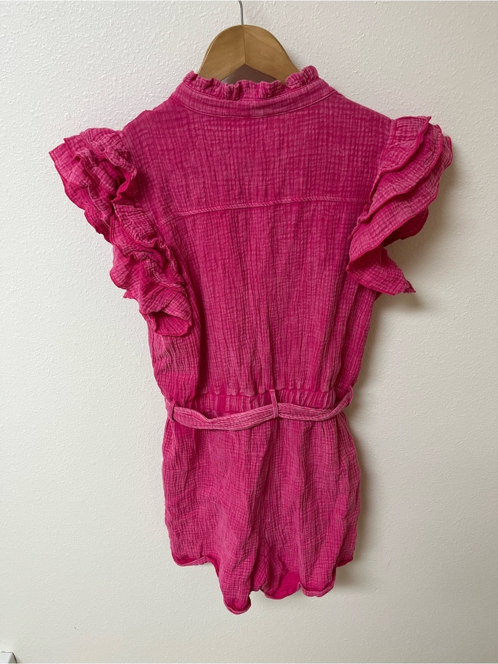 Sewn + Seen Hot Pink Ruffle Sleeve Button Romper women’s size M - Picture 3 of 3